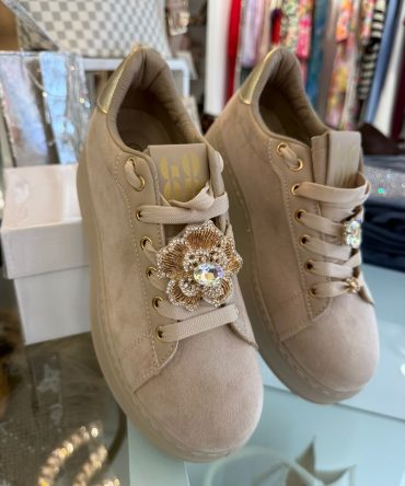 CREAM SUEDE TRAINER